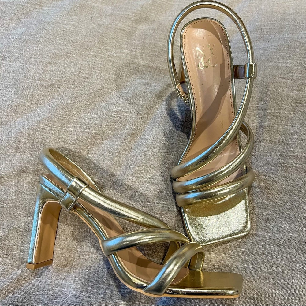 NWOT NEVER WORN New York & Company Gold Strappy Block Heel Sandals